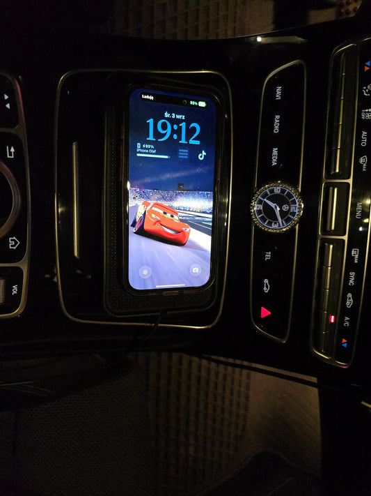 Szybka ładowarka bezprzewodowa 15W do auta – silikonowa podkładka antypoślizgowa